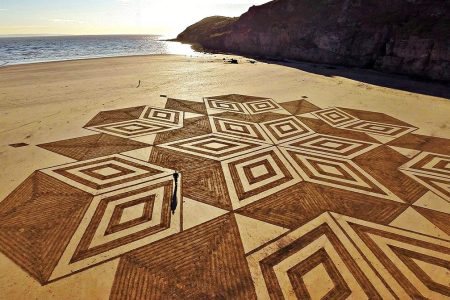 A view of amazing sand art, which consists of geometrical shapes created by talented artist, Julian Richardson at Brean Down in Somerset.(Caters News)