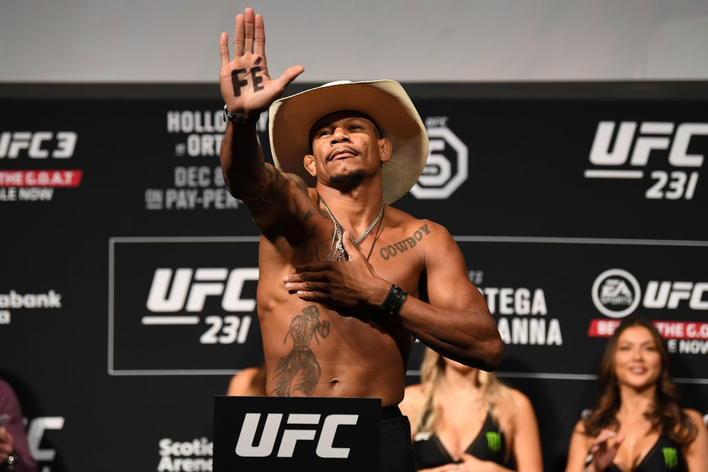 TORONTO, CANADA - DECEMBER 07:  Alex Oliveira of Brazil poses on the scale during the UFC 231 weigh-in at Scotiabank Arena on December 7, 2018 in Toronto, Canada. (Photo by Josh Hedges/Zuffa LLC/Zuffa LLC via Getty Images)