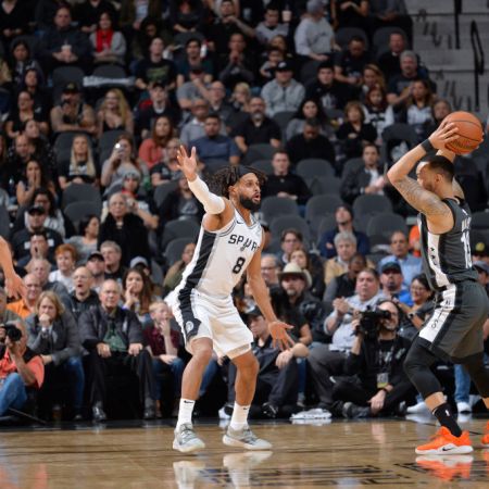 Invasion of Bats Causes Delays of Spurs Game in San Antonio