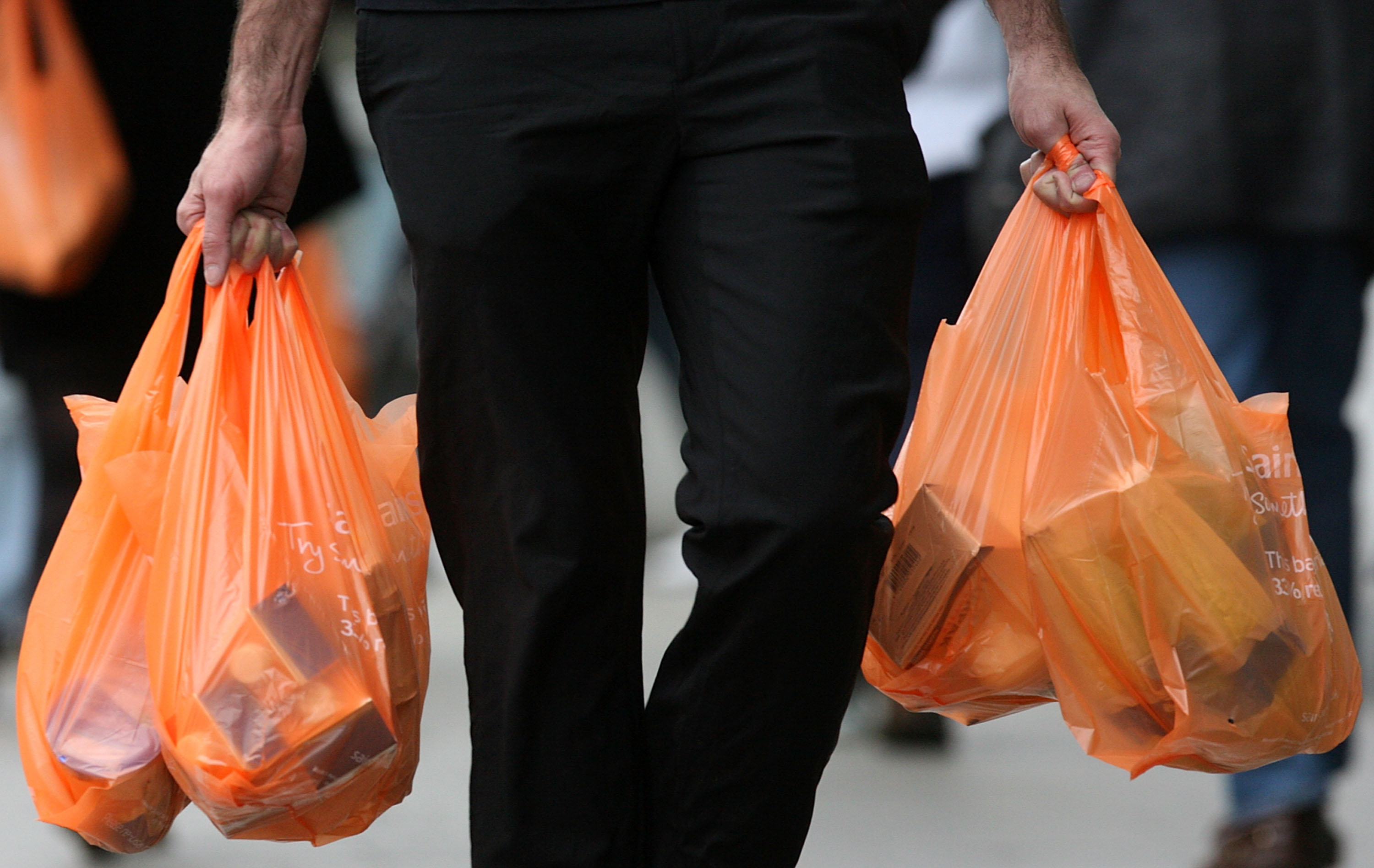 Следующий пакет. Несет пакет. Plastic Bag with man 3d. Steven Inventor of Plastic Bag.