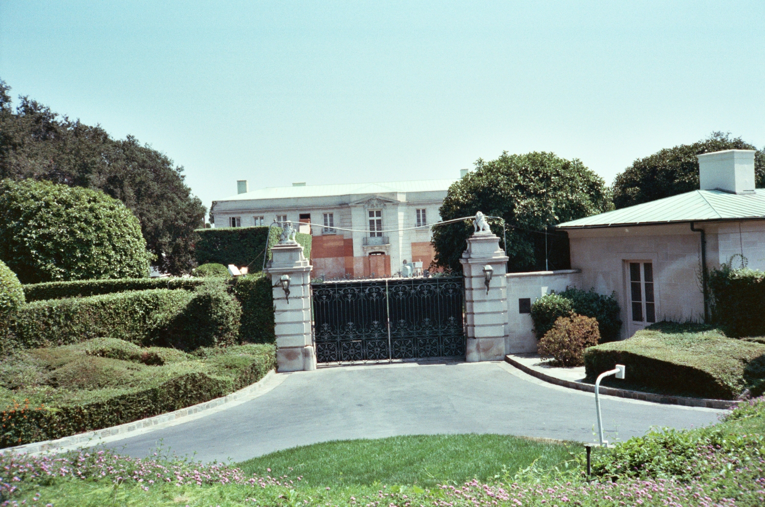 Lachlan Murdoch Buys Estate Famous From “The Beverly Hillbillies ...