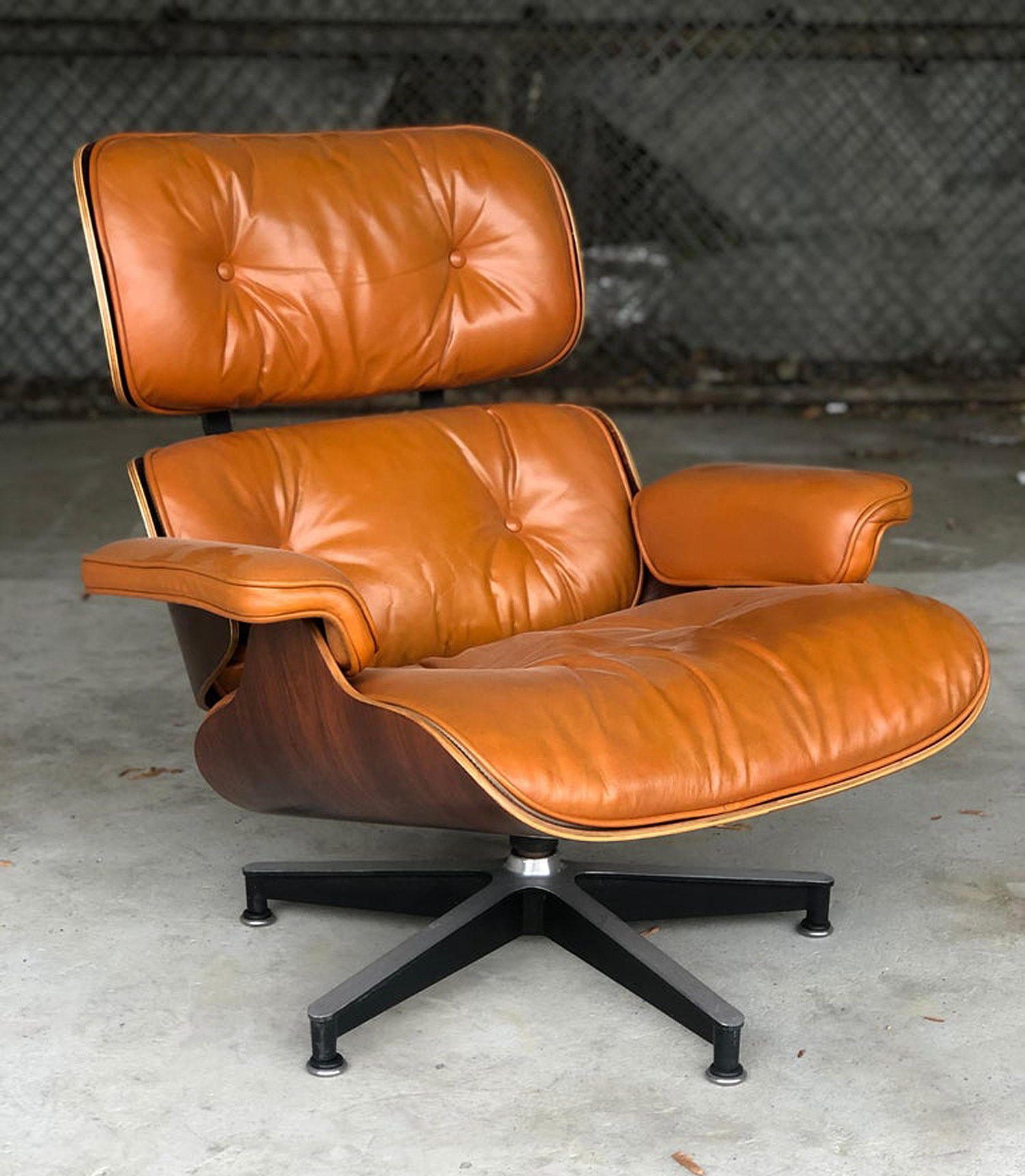 Uitwerpselen voorkant Kaal Vintage Eames Chairs Make a Handsome (and Sustainable) Christmas Gift -  InsideHook