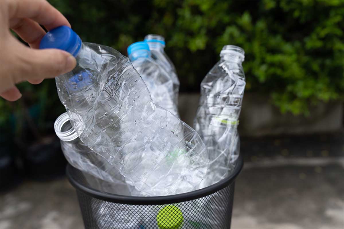 Our Favorite 9 Plastic-Free Water Bottles That Quench Your Thirst