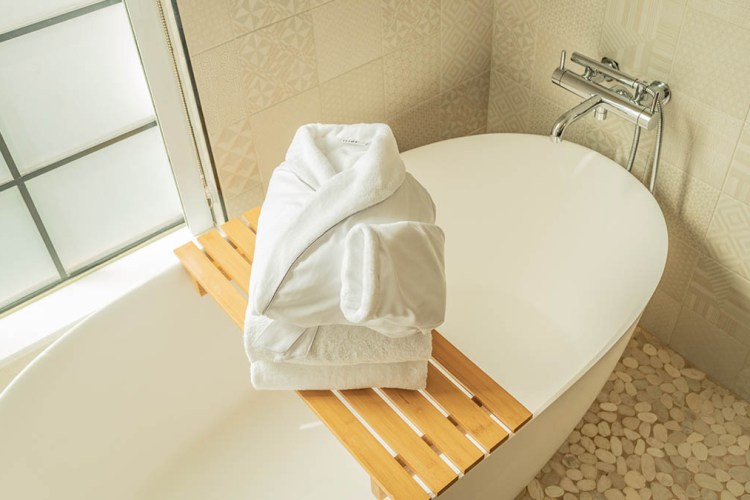 Upgrade Your Bathroom With These Eco-Friendly Bath Towels - InsideHook