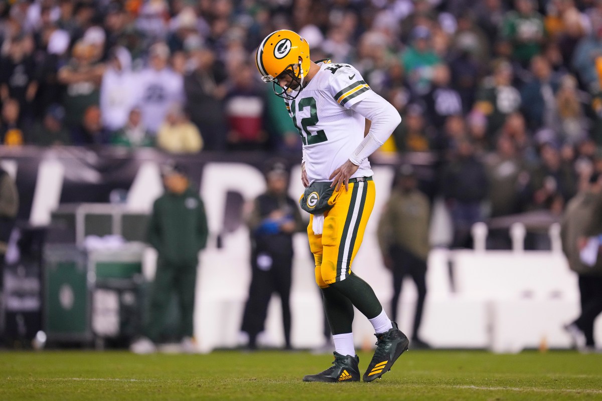 Aaron Rodgers injures ribs in Packers' loss to Eagles