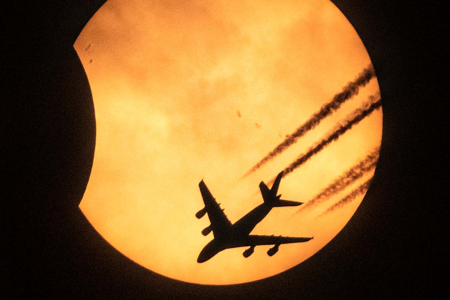 delta-to-offer-a-path-of-totality-solar-eclipse-flight-insidehook