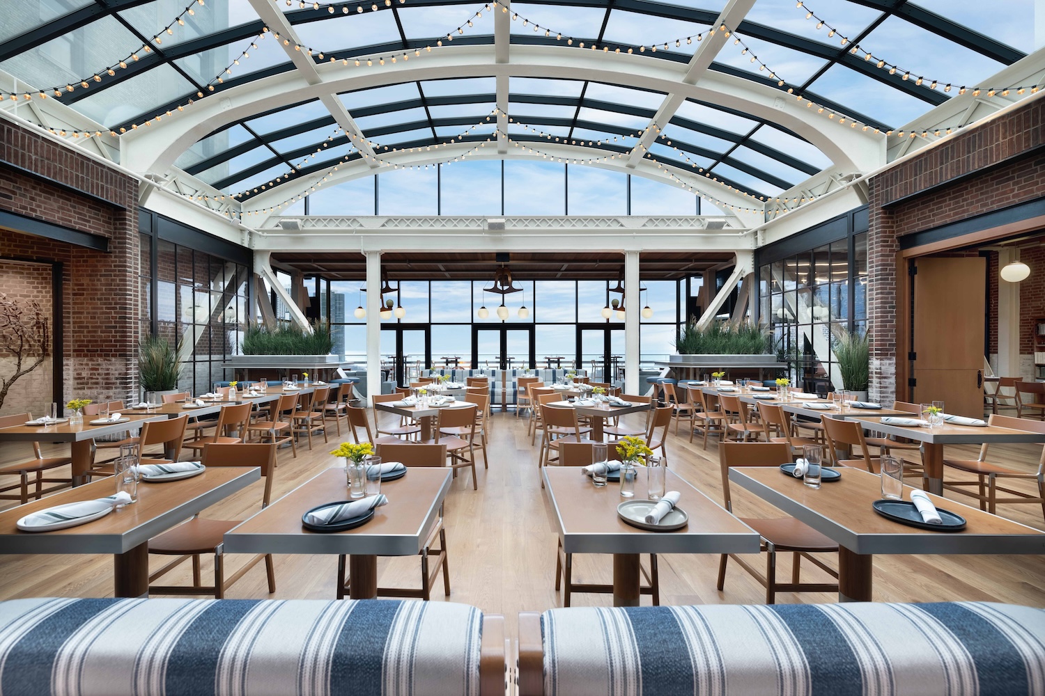 Cindy's rooftop, located on the rooftop of the Chicago Athletic Association Hotel, offers unbeatable views of Millenium Park