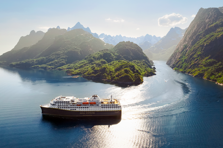 Havila Castor in Trollfjorden