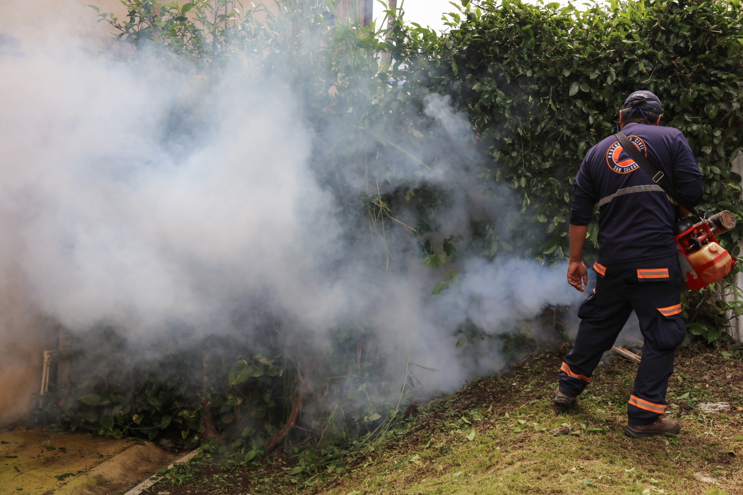 Fumigatie-inspanningen om dengue-koorts te bestrijden.