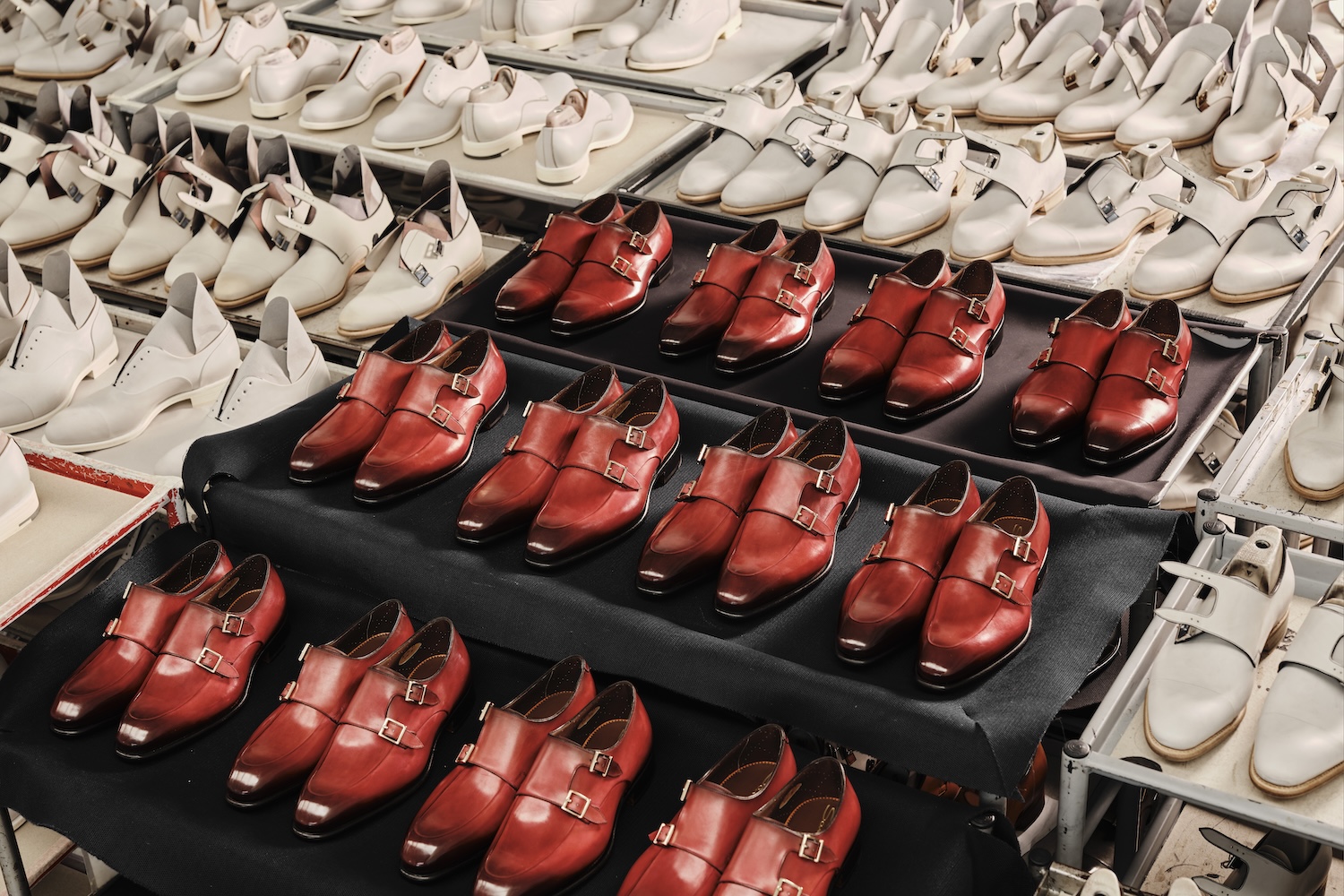Combining traditional techniques and modern technology, Santoni is able to produce
approximately 2,500 pairs of handmade shoes per day