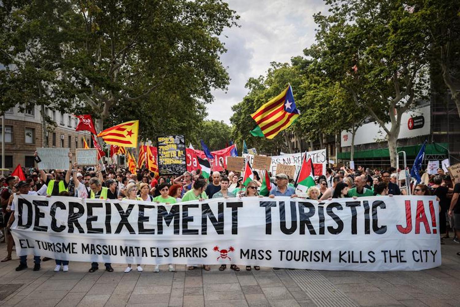 The lead banner from Saturday's protest, reading "Mass Tourism Kills the City"