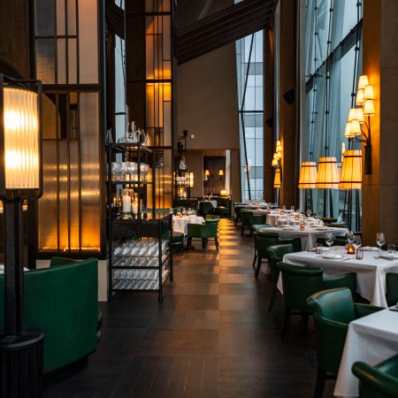 Set within the St. Regis Chicago, Tre Dita is dripping with luxury