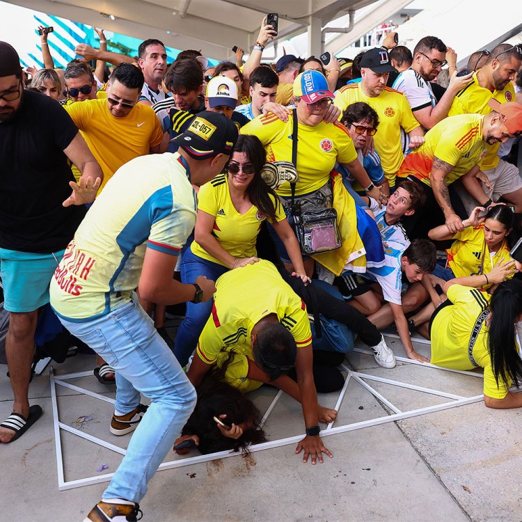 Fans of Colombia and Argentina try to pass the gate amid disturbances the CONMEBOL Copa America 2024 Final match between Argentina and Colombia at Hard Rock Stadium on July 14, 2024 in Miami Gardens, Florida