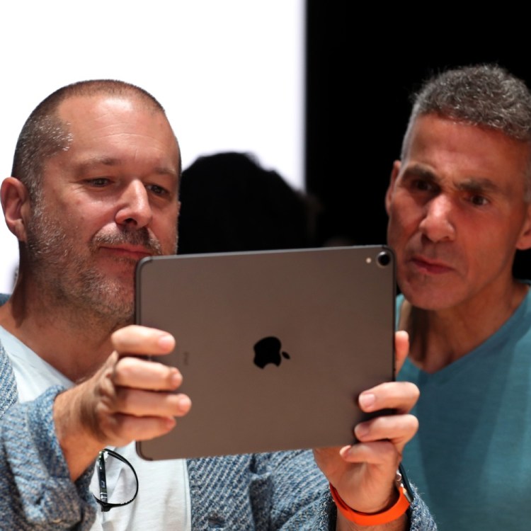 Jony Ive with iPad