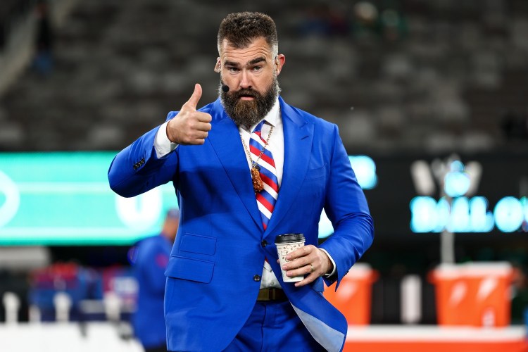 Jason Kelce gives a thumbs up