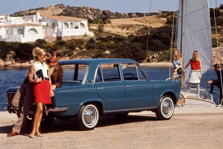 A boy and a girl leaning against a Fiat 125 Berlina. Porto Cervo (Italy)